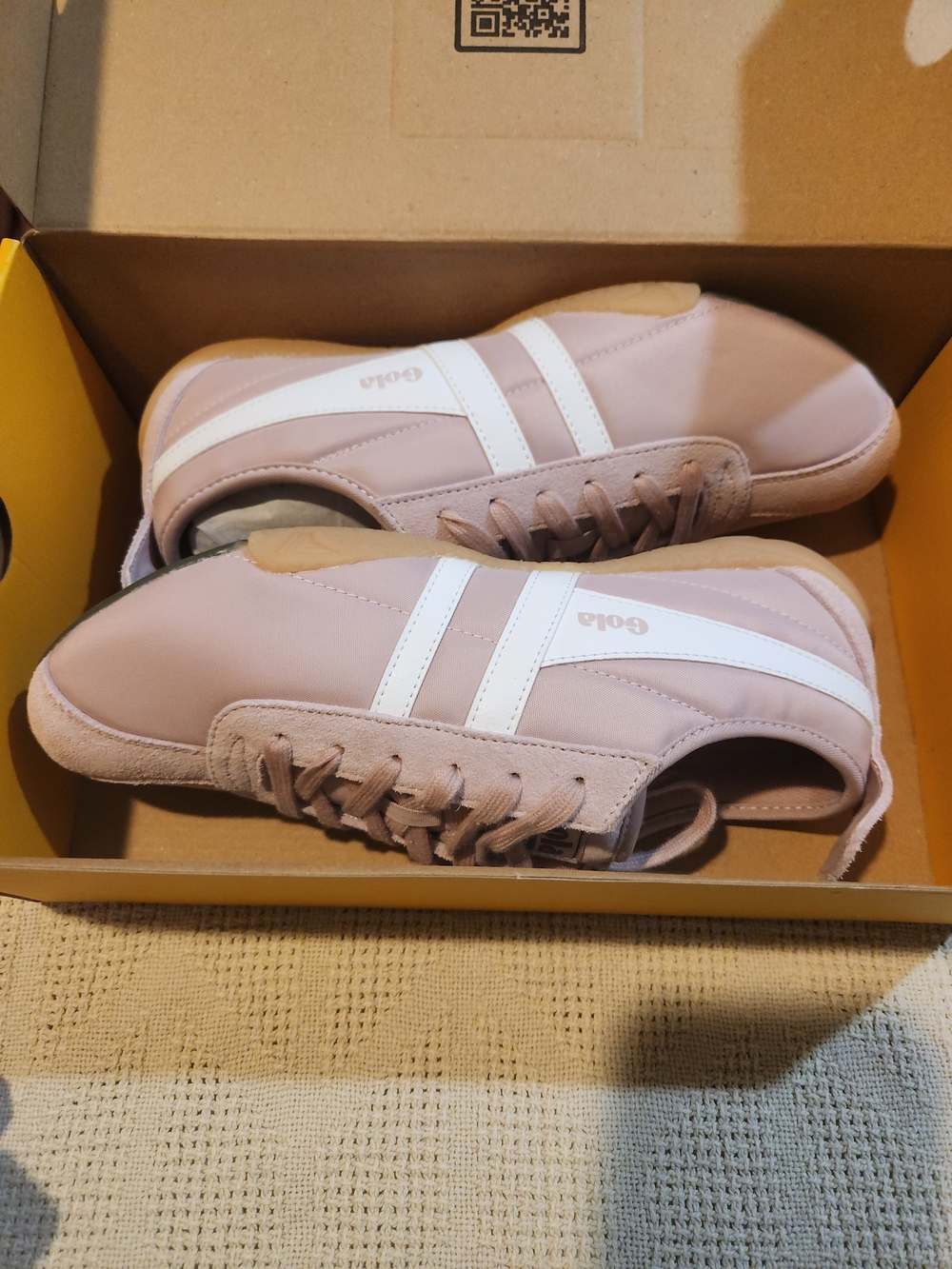 Gola Womens Classic Sneaker in Blush with White Stripes Size 8.5